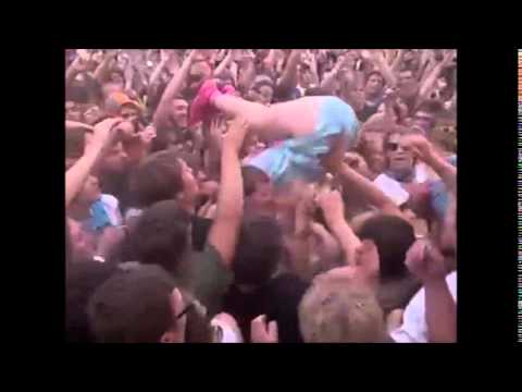 Katy Perry´s awesome stage dive. So graceful.