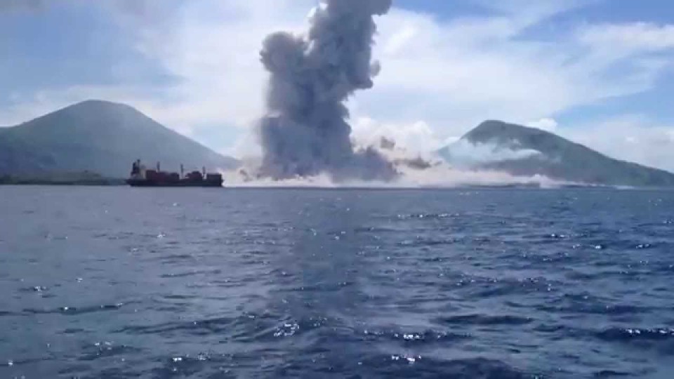 Massive Shockwave from Volcano Eruption in Papua New Guinea