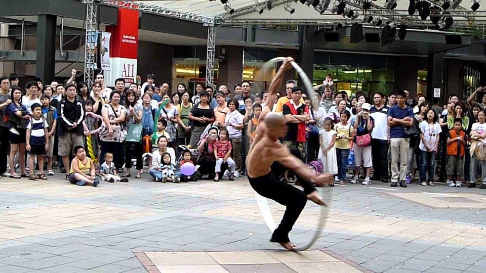 The Asian Vitruvian Man (Amazing Street Performer)
