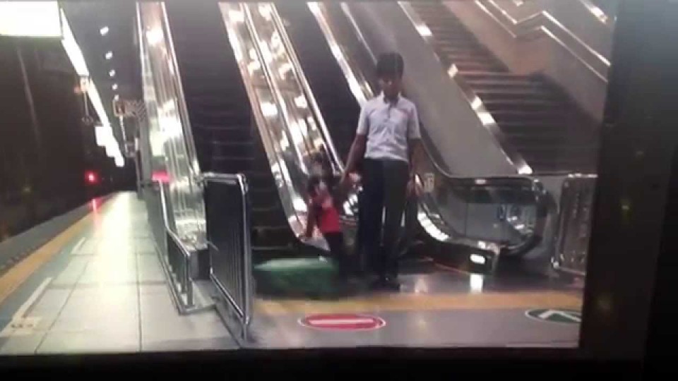 Child/luggage collision escalator safety video in Japanese airport